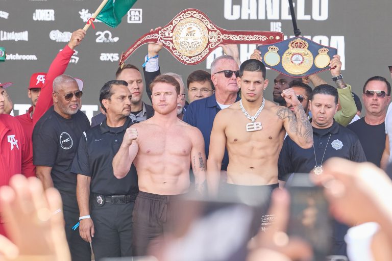 Presentan cinturón tamaulipeco en Las Vegas y “Canelo» Álvarez se enfunda la cuera